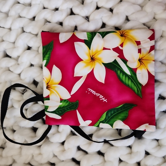 Hawaiian Crossbody Bag, Floral pink/white design. 'Local Designz' 2 zip pockets - Picture 4 of 9